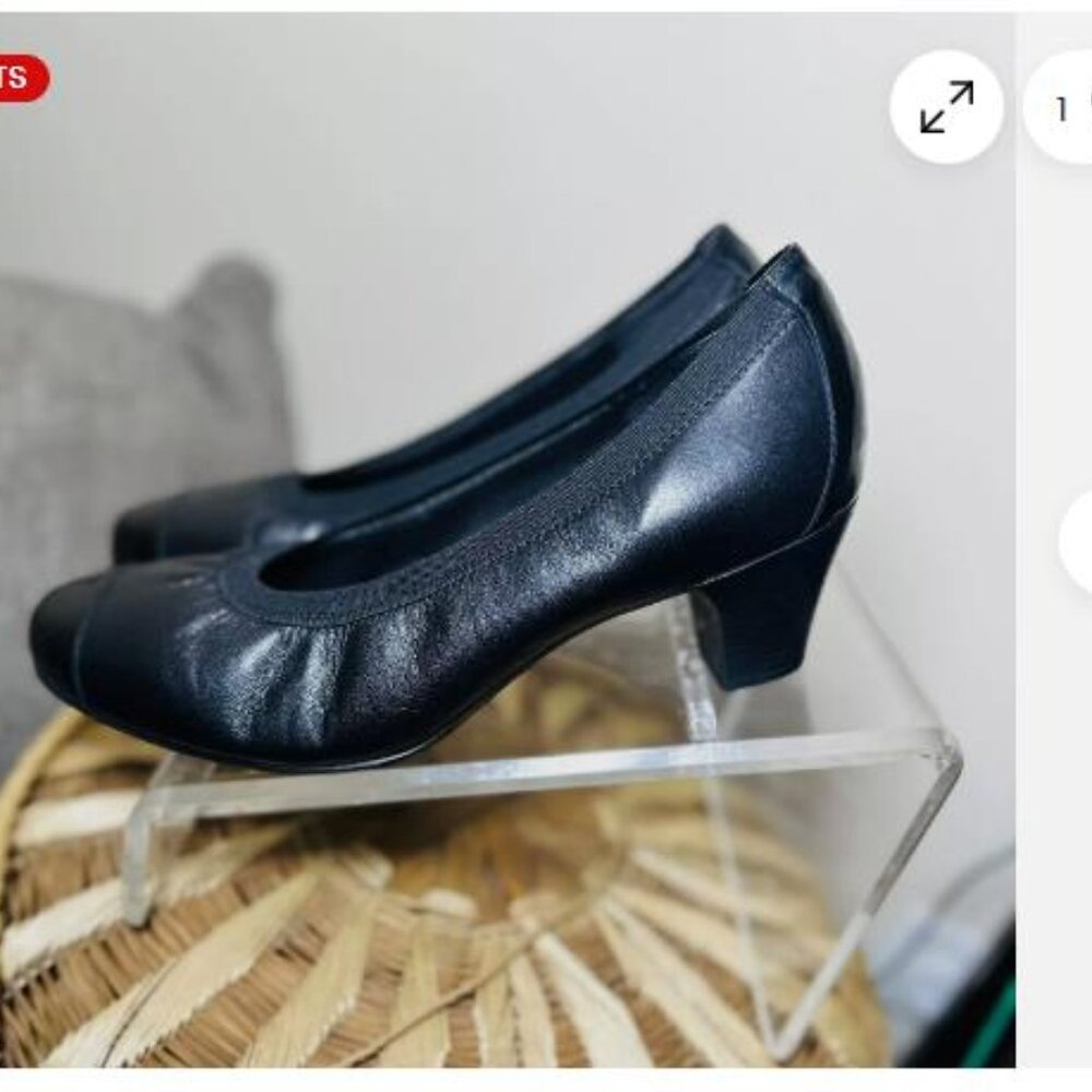 Munro Black Low Heel Leather Pumps